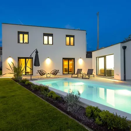 Minka Near Pula For 4 People With Private Pool And Jacuzzi