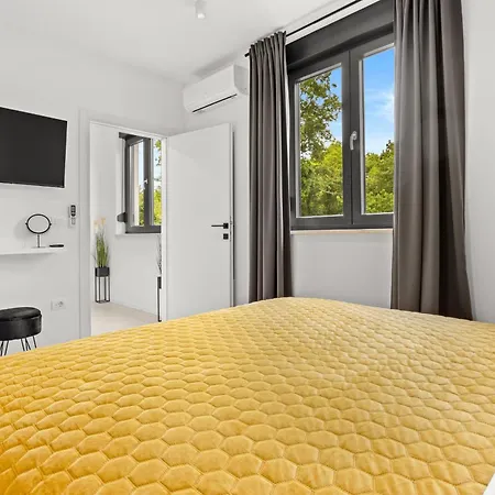 Minka Near Pula For 4 People With Private Pool And Jacuzzi Marcana
