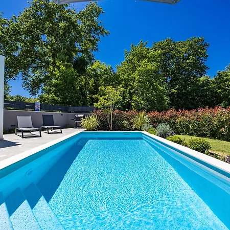 Minka Near Pula For 4 People With Private Pool And Jacuzzi Villa Marčana