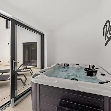 Minka Near Pula For 4 People With Private Pool And Jacuzzi Villa Marčana